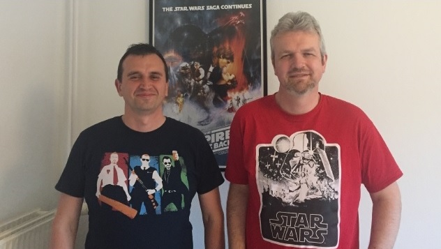Matias (sort t-shirt) og Kasper (rød t-shirt)